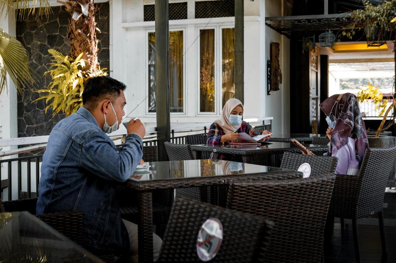 Oxville Hotel Padang  Exterior photo
