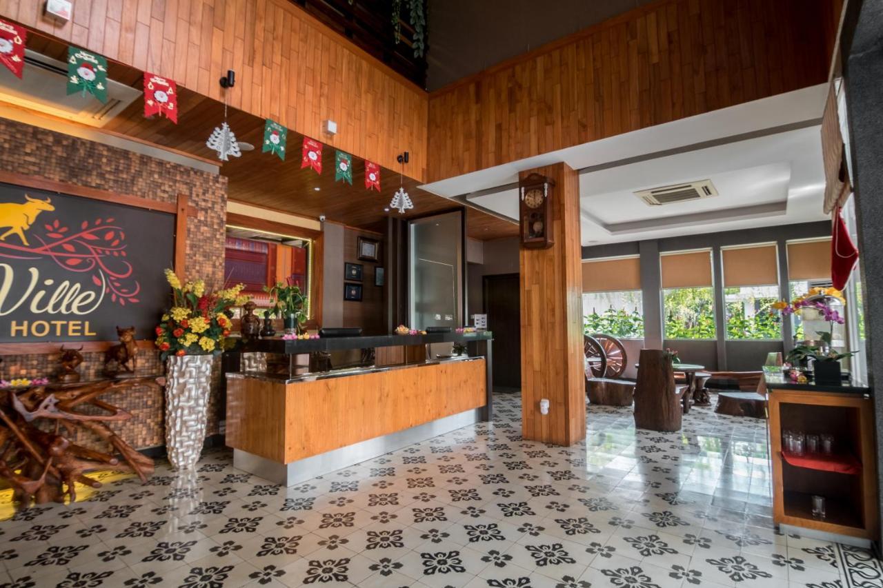 Oxville Hotel Padang  Exterior photo