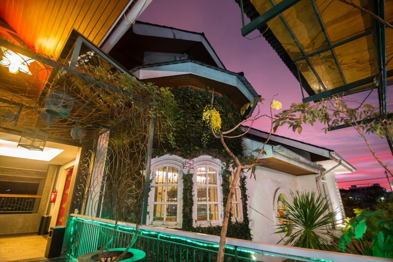 Oxville Hotel Padang  Exterior photo