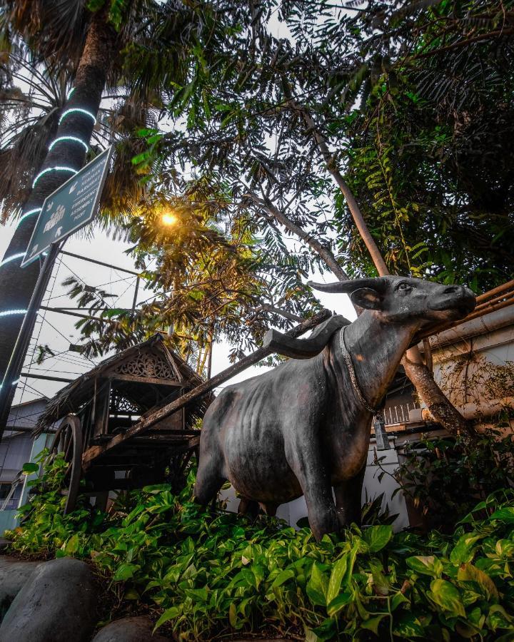 Oxville Hotel Padang  Exterior photo