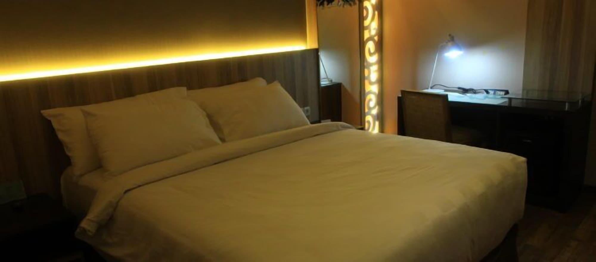Oxville Hotel Padang  Exterior photo