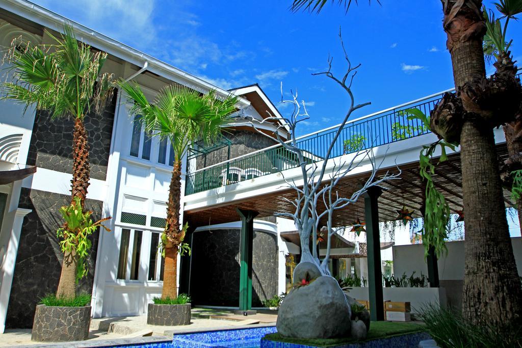 Oxville Hotel Padang  Exterior photo