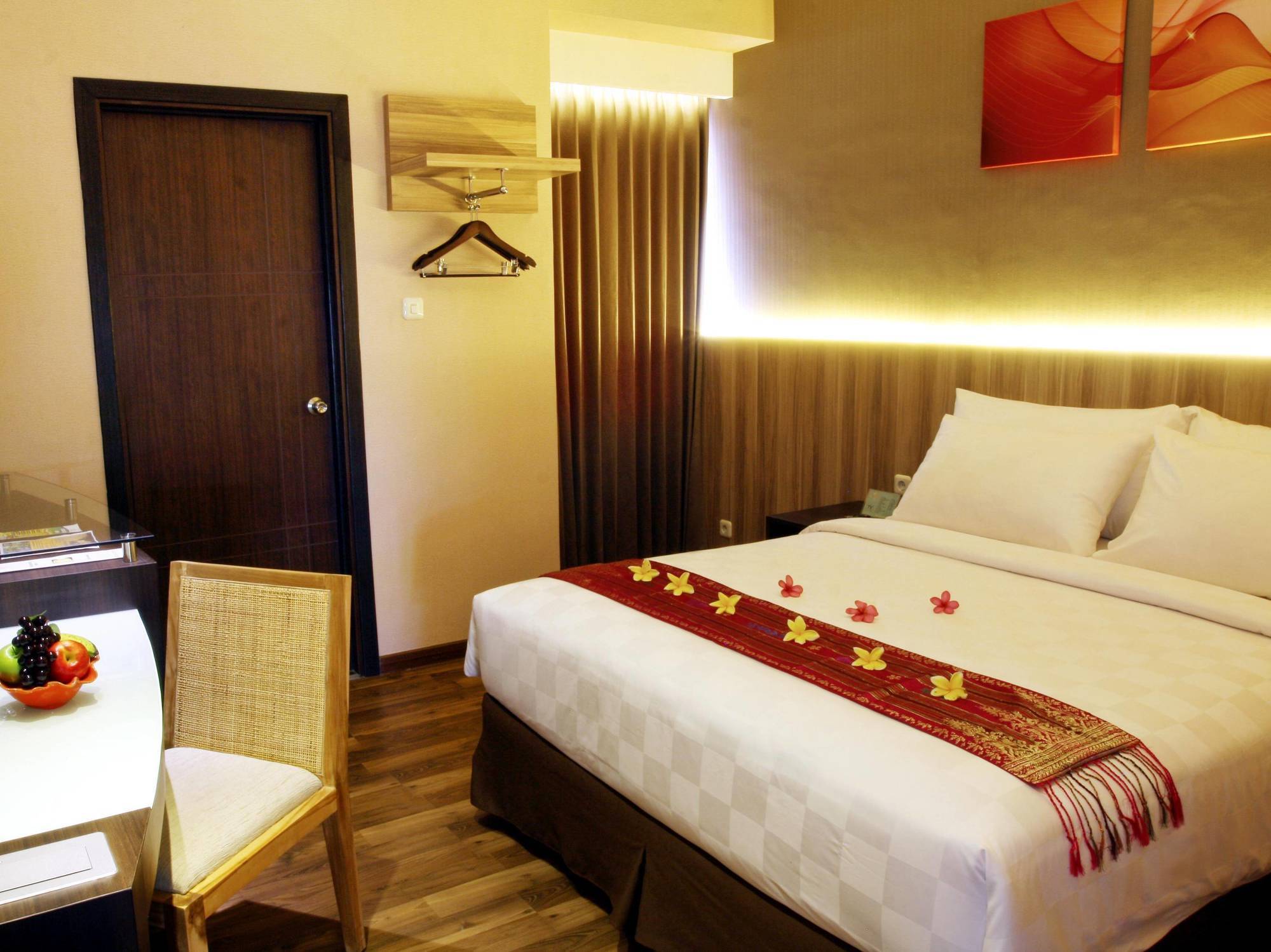 Oxville Hotel Padang  Exterior photo