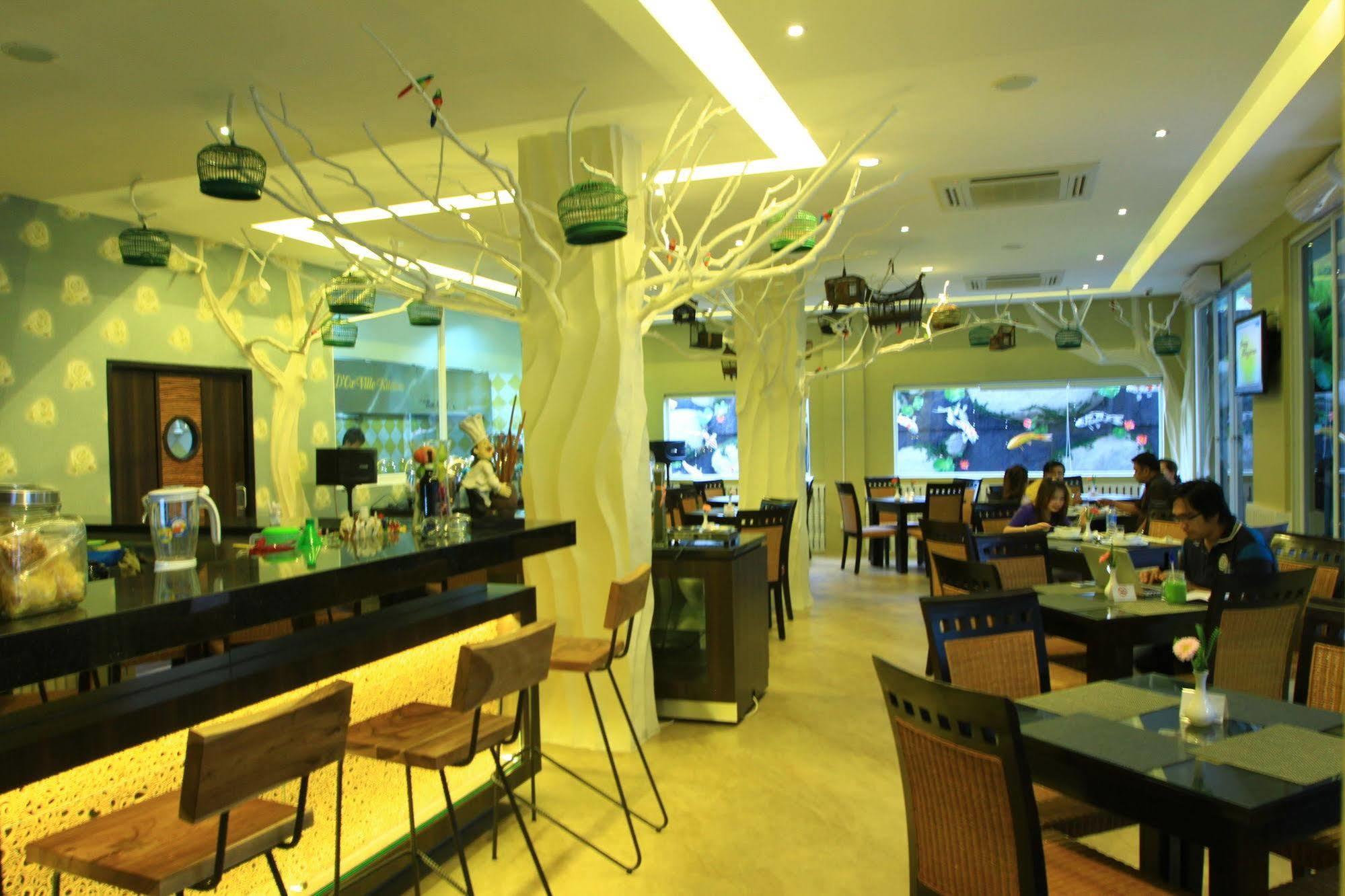 Oxville Hotel Padang  Exterior photo